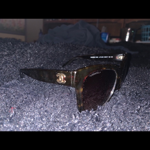 Chanel tortoise sunglasses - Picture 4 of 6